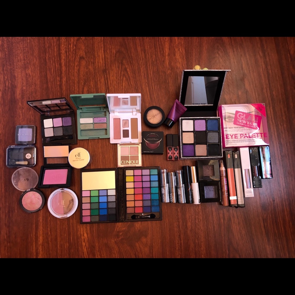 Bundle of makeup - lipsticks, Eyeshadows, blush💋